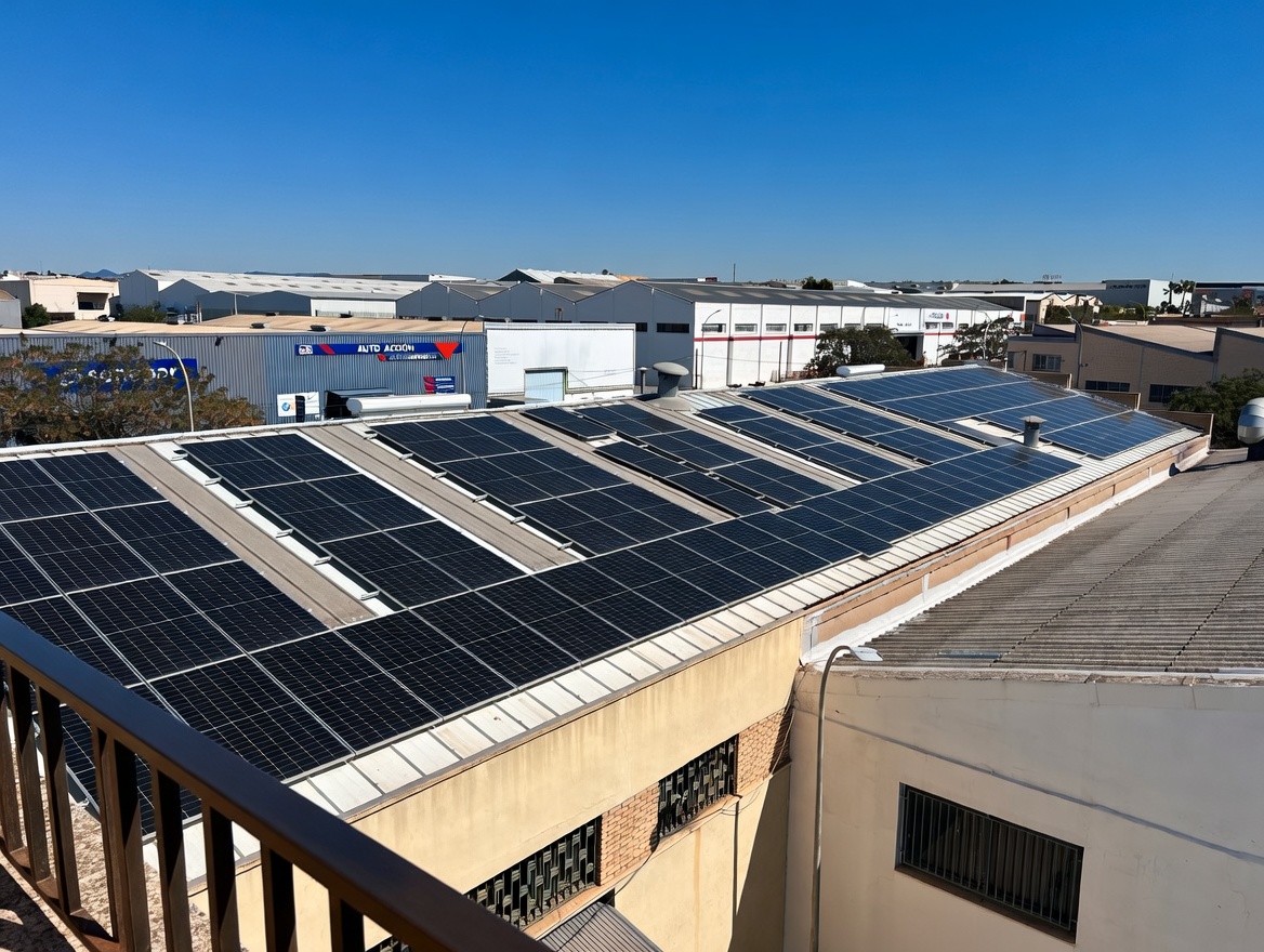 Cubierta de la nave con paneles solares